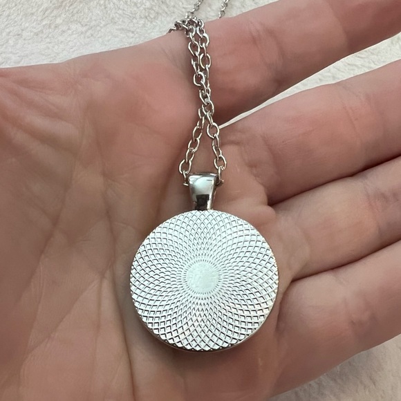 World globe necklace - Picture 4 of 4